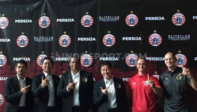 Rodrigo Pellegrino (jersey merah) menjadi salah satu pelatih baru klub Liga 1 Persija Jakarta yang diperkenalkan bersama kedatangan Sergio Farias. Copyright: © Petrus Manus Da'Yerimon/INDOSPORT