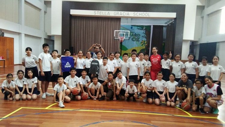 Kegiatan coaching clinic Pekanbaru Allstars,dan produsen olahraga dunia PEAK yang menyasar beberapa sekolah di Kota Pekanbaru. Copyright: © Pekanbaru Allstars