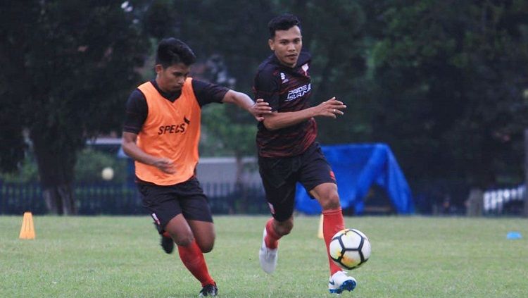 Persijap Jepara terus menambah amunisi menghadapi Liga 2 2020, termasuk merekrut Ilham Irhas (kanan). Copyright: © Media Persis Solo