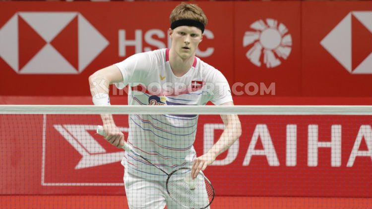 Tunggal putra Denmark, Anders Antonsen, menndadak terdaftar sebagai peserta turnamen level rendah yang akan digelar di Bahrain akhir bulan ini. Copyright: © Roihan Susilo Utomo/INDOSPORT