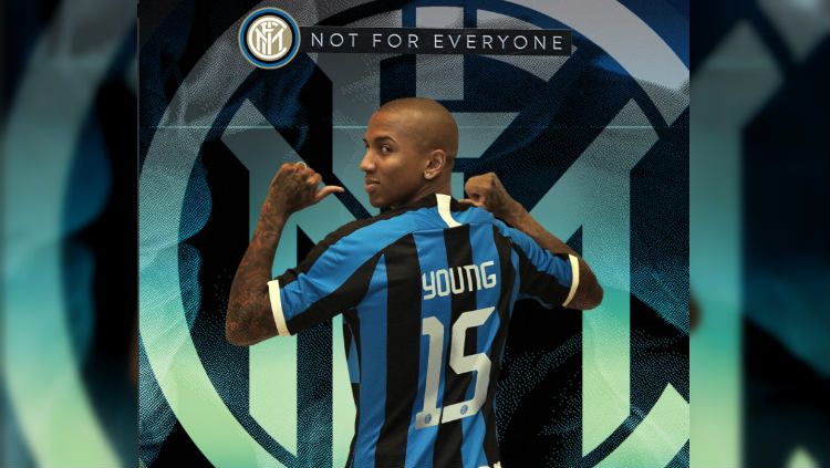 Klub Serie A Liga Italia, Inter Milan, kabarnya siap memperpanjang kontrak Ashley Young. Copyright: © Inter Milan