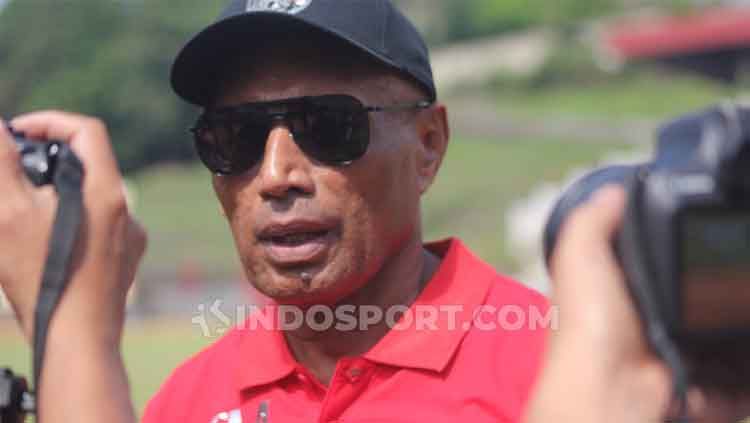 Ketua Umum Persipura Jayapura, Benhur Tomi Mano tak mau memikirkan sepak bola dan kompetisi Liga Indonesia saat ini. Copyright: © Sudjarwo/INDOSPORT