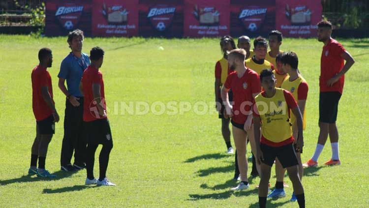 Pelatih Bali United, Stefano Cugurra Teco, saat memberikan instruksi kepada pemain Bali United dalam latihan di Lapangan Samudra, Legian, beberapa waktu lalu. Copyright: © Nofik Lukman/INDOSPORT