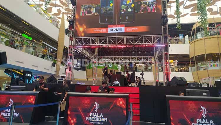 Peserta bertarung di Final Regional Barat Turnamen Mobile Premier League (MPL) Piala Presiden eSports 2020 yang digelar di 23 Paskal Shopping Center, Kota Bandung, Sabtu (18/1/20). Copyright: © Arif Rahman/INDOSPORT