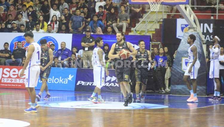 Duel antara pemain Amartha Hangtuah vs Bank BPD DIY Bima Perkasa, Seri II IBL Bandung. Copyright: © Arif Rahman/INDOSPORT