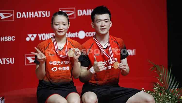 Zheng Siwei/Huang Yaqiong sukses menjadi juara Indonesia Masters 2020 usai kalahkan rekan senegara. Copyright: © Herry Ibrahim/INDOSPORT