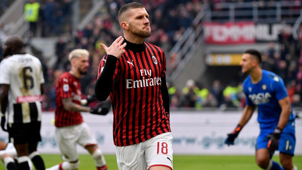 AC Milan kembali meraih kesuksesan di bursa transfer musim panas ini dengan resmi mempermanenkan penyerang Ante Rebic dari Eintrach Frankfurt. Copyright: © Mattia Ozbot/Soccrates/Getty Images