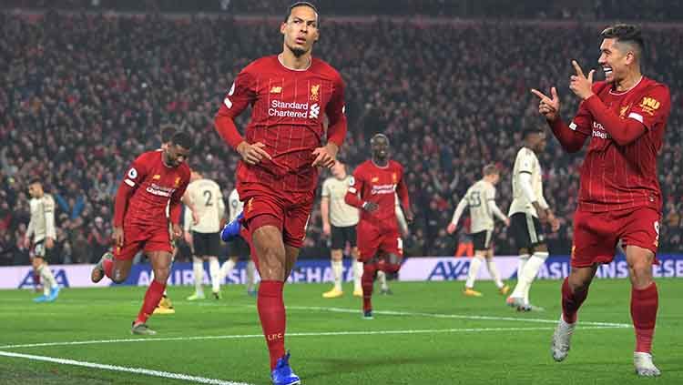 Virgil van Dijk berselebrasi usai mencetak gol ke gawang Man United, Minggu (19/01/20). Copyright: © Michael Regan/Getty Images