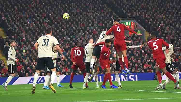 Virgil van Dijk melakukan sundulan beberapa saat sebelum mencetak gol ke gawang Man United di pekan ke-23 Liga Inggris, Minggu (19/01/20). Copyright: © Michael Regan/Getty Images