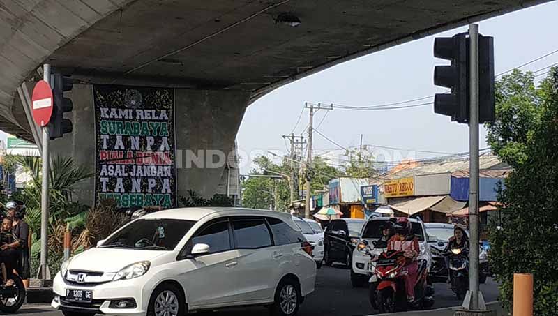 Salah satu spanduk terpasang di Jalan Banyu Urip, Surabaya. Hal ini menjadi bentuk keprihatinan pendukung Persebaya, Bonek. Copyright: © Fitra Herdian/INDOSPORT