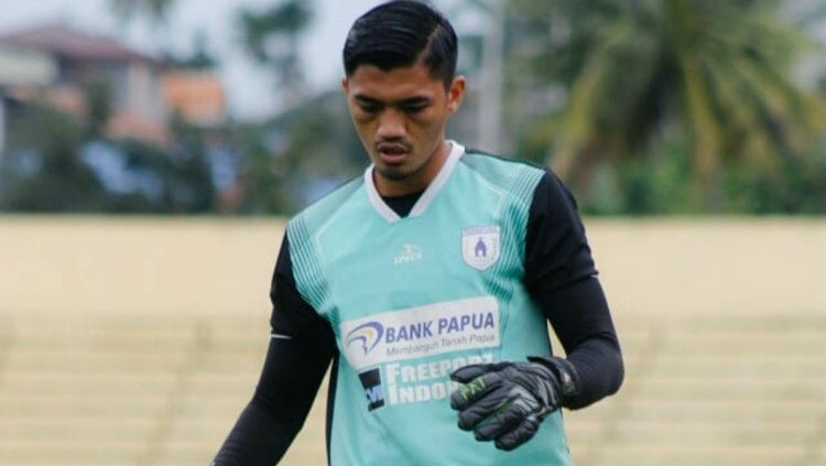 Penjaga gawang muda yang memperkuat klub Liga 1 Persipura Jayapura, Fitrul Dwi Rustapa mendoakan agar pandemi global virus corona dapat segera berakhir. Copyright: © Galeri Persipura