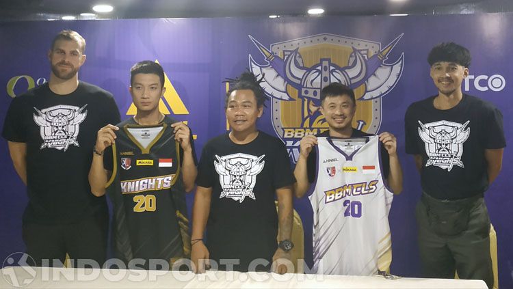 Tim BBM CLS Knights sebelum ikut Thailand Basketball Super League (TBSL) 2020. Copyright: © Fitra Herdian/Indosport.