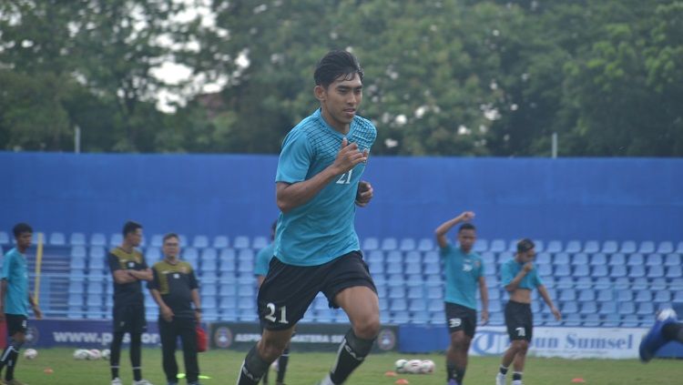 Winger Sriwijaya FC, Firman Septian, tengah menjalani latihan recovery menjelang Liga 2 2020 di Stadion Bumi Sriwijaya, Palembang, Senin (20/1/20). Copyright: © Muhammad Effendi/INDOSPORT