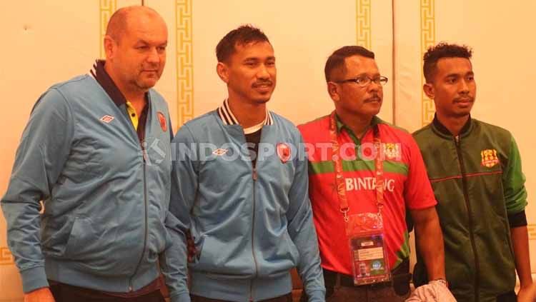 Pelatih klub Lalenok United, Yance Matmey (dua kanan), meminta para pemainnya tak perlu takut dengan tekanan suporter PSM Makassar. Copyright: © Nofik Lukman Hakim/INDOSPORT