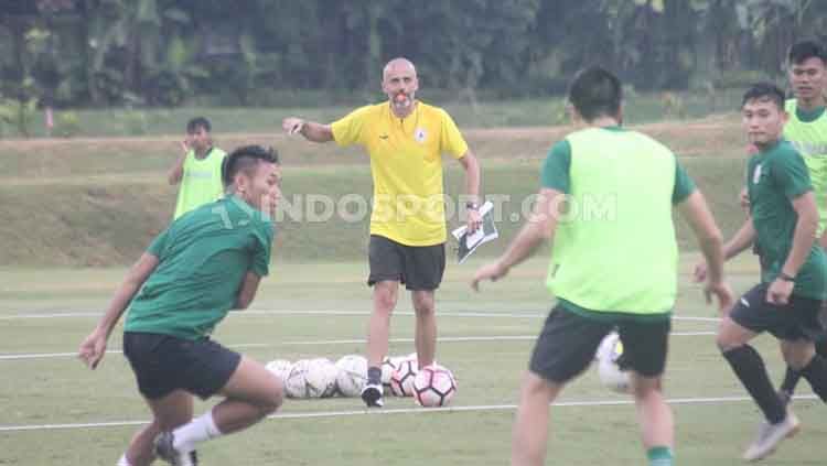 Usai pamit dari PSS Sleman, sks asisten pelatih Timnas Indonesia Eduardo Perez resmi besut klub yang dipimpin Alfonso de la Cruz CP Villarrobledo. Copyright: © Ronald Seger Prabowo/INDOSPORT