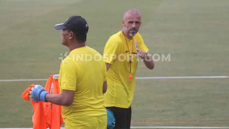 Aksi mantan asisten Luis Milla, Eduardo Perez memimpin latihan perdana PSS Slemn di Lapangan Yogyakarta Independent School (YIS), Sleman, Selasa (21/1/20). Copyright: © Ronald Seger Prabowo/INDOSPORT