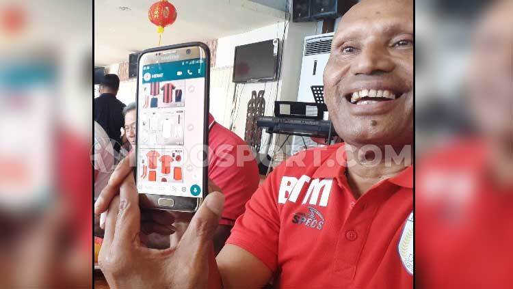 Ketua Umum Persipura, Benhur Tomi Mano saat menunjukkan tiga Jersey Persipura yang akan dikenakan pada kompetisi Liga 1 2020 Copyright: © Sudjarwo/GettyImages