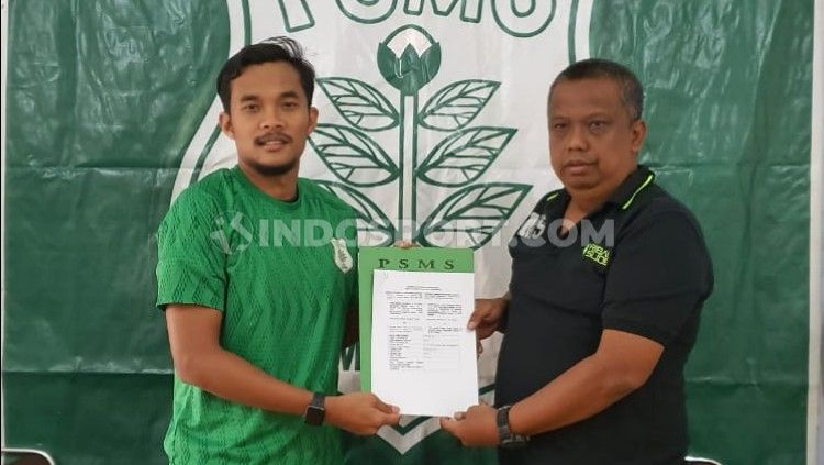 Manajer PSMS Medan, Mulyadi Simatupang (kanan), saat memperkenalkan pemain barunya, M. Rifqi untuk mengarungi Liga 2 2020 mendatang. Copyright: © Aldi Aulia Anwar/INDOSPORT
