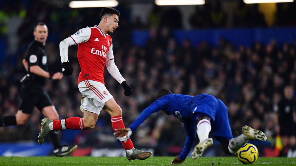 Momen Gabriel Martinelli berhasil memperdaya N'Golo Kante di laga Liga Inggris Chelsea vs Arsenal Copyright: © Ashley Western/MB Media/Getty Images