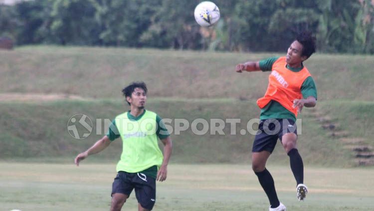 Samsul Arifin (kanan) jadi salah satu pemain baru yang didatangkan PSS Sleman. Copyright: © Ronald Seger Prabowo/INDOSPORT