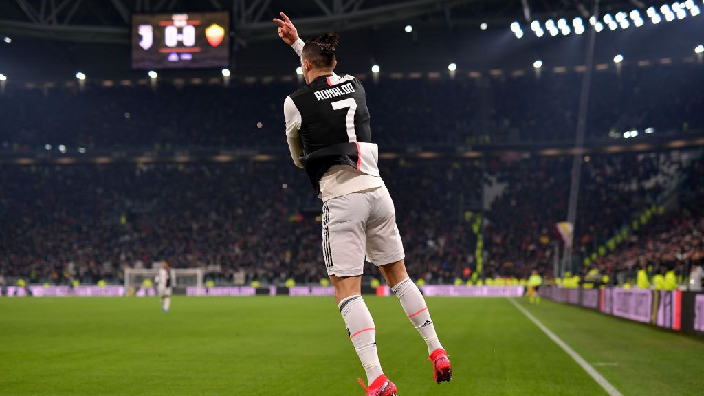 Bintang Juventus, Cristiano Ronaldo merayakan golnya ke gawang AS Roma di pertandingan perempatfinal Coppa Italia, Kamis (23/01/20) dini hari WIB. Copyright: © Mattia Ozbot/Soccrates/Getty Images