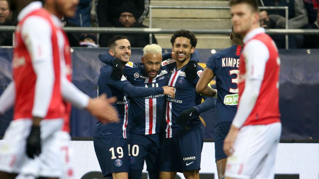 Para pemain PSG saat ini dipastikan sedang tersenyum bahagia, pasalnya mereka baru saja menerima hadiah atas keberhasilan mereka menjadi kampiun Ligue 1. Copyright: © Jean Catuffe/Getty Images