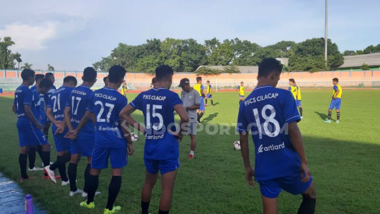Pelatih PSCS Cilacap, Jaya Hartono memastikan tak menambah amunisi lagi menuju kompetisi Liga 2 2020. Copyright: © Ronald Seger Prabowo/INDOSPORT