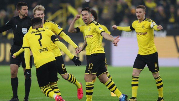 Selebrasi Marco Reus dan rekan-rekan setimnya saat pertandingan Bundesliga Jerman antara Borussia Dortmund vs Koln, Sabtu (25/01/20) dini hari WIB. Copyright: © twitter.com/BVB