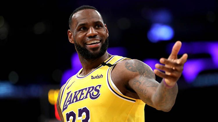 Superstar LA Lakers, LeBron James memberikan reaksi berkelas usai sukses membawa timnya ke babak NBA Finals. Copyright: © Sean Haffey/GettyImages