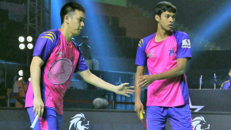 Berpasangan dengan Hendra Setiawan di Premier Badminton League 2020 saat membela klub Pune 7 Aces membuat pebulutangkis Chirag Shetty ketiban durian runtuh. Copyright: © www.mykhel.com