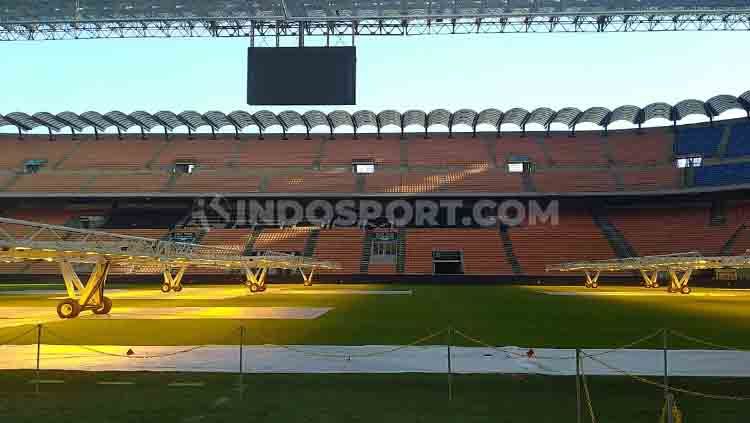 Stadion San Siro atau Giuseppe Meazza ketika sedang tiada pertandingan. Copyright: © Zainal Hasan/INDOSPORT