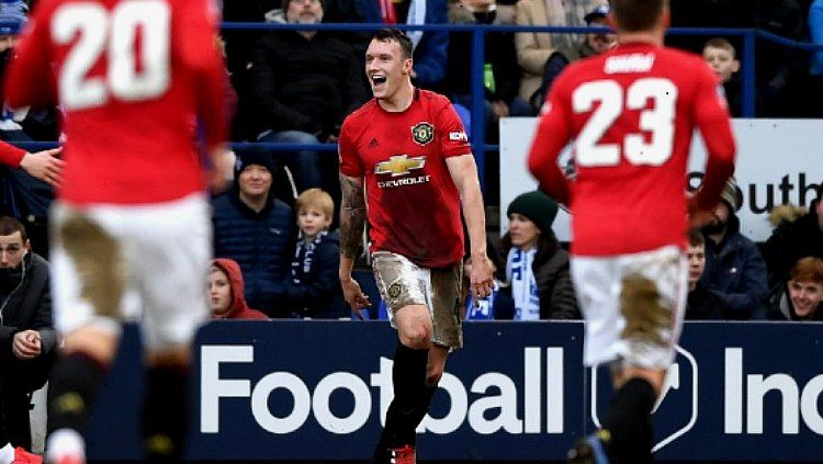 Phil Jones merayakan gol saat pertandingan Piala FA antara Tranmere Rovers vs Manchester United, Minggu (26/01/20) malam WIB. Copyright: © manutd.com