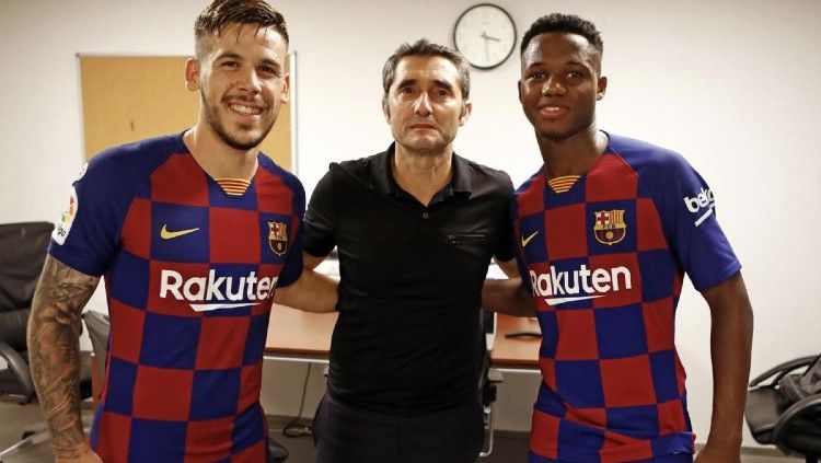Jebolan La Masia, Carles Perez dikabarkan dilepas Barcelona untuk gabung ke AS Roma di bursa transfer musim dingin Copyright: © twitter.com/BarcaUniversal