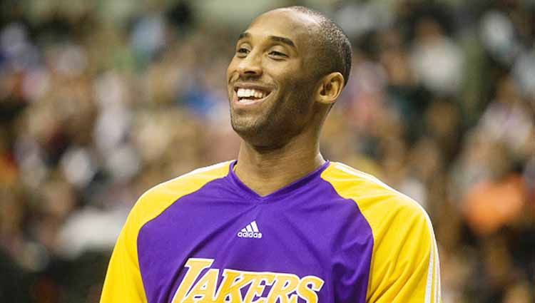 Dunia sedang berduka dengan tewasnya legenda bola basket NBA, Kobe Bryant dan putrinya bernama Gianna Bryant akibat kecelakaan helikopter. Copyright: © gettyimages.com
