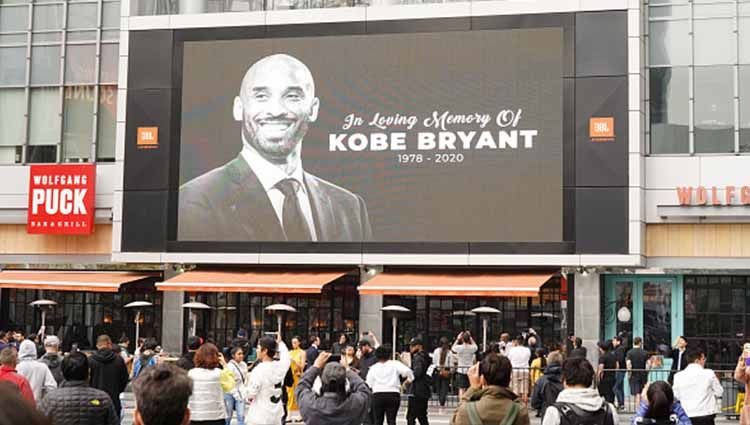 Legenda Basket, Kobe Bryant, telah diprediksikan oleh sebuah akun Twitter akan meninggal dunia dengan kecelakaan helikopter Copyright: © gettyimages.com