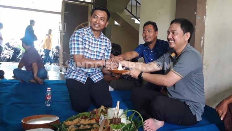 Acara potong tumpeng yang dilakukan Manajemen PSIS sebagai syukuran digunakannya Stadion Citarum untuk Liga 1 2020. Copyright: © Alvin Syaptia Pratama/INDOSPORT