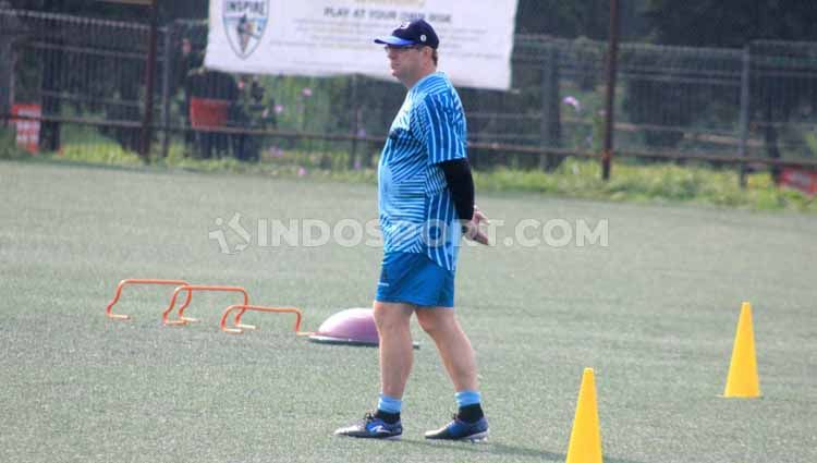 Pelatih klub Liga 1 Persib Bandung, Robert Rene Alberts, mengaku saat masih muda tidak terpikir untuk menjadi seorang pelatih sepak bola. Copyright: © Arif Rahman/INDOSPORT