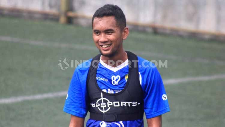 Striker tim Persib, Beni Oktovianto, mengaku hanya bisa berlatih mandiri dan game internal dengan beberapa pemain lainnya untuk menjaga kondisi tetap bugar. Copyright: © Arif Rahman/INDOSPORT