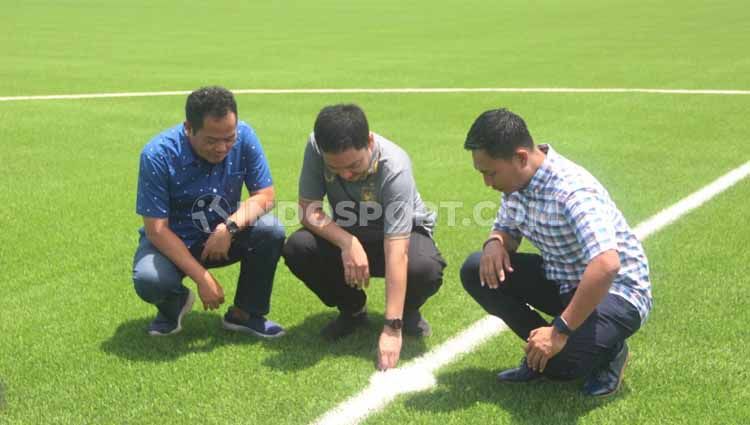 Jajaran manajemen PSIS Semarang ketika melihat rumput sintetis Stadion Citarum. Copyright: © Alvin Syaptia Pratama/INDOSPORT