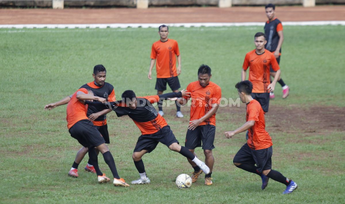 Latihan tim Persija Jakarta di Lapangan Soemantri Brodjonegoro, Kuningan, Senin (27/01/20). Copyright: © Herry Ibrahim/INDOSPORT