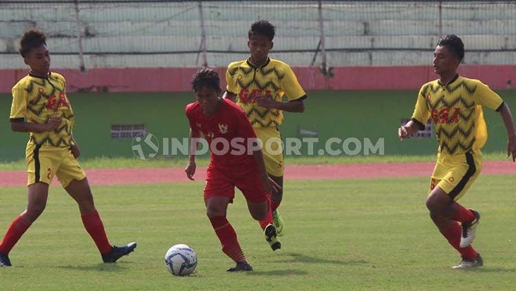 Wahyu Agung pemain timnas Indonesia u-16 di pepet tiga pemain GSI Sidoarjo. Rabu (29/1/20). Copyright: © Fitra Herdian/INDOSPORT
