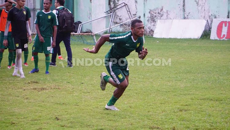 Pelatih klub Liga 1 Persebaya Surabaya, Aji Santoso, masih memberikan kesempatan untuk satu pemainnya yang mengikuti seleksi, yakni Frank Rikhard Sokoy. Copyright: © Fitra Herdian/INDOSPORT