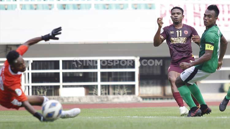 Osas Saha saat melawan lalenok United di Piala AFC 2020 bersama PSM Makassar. Copyright: © Herry Ibrahim/INDOSPORT