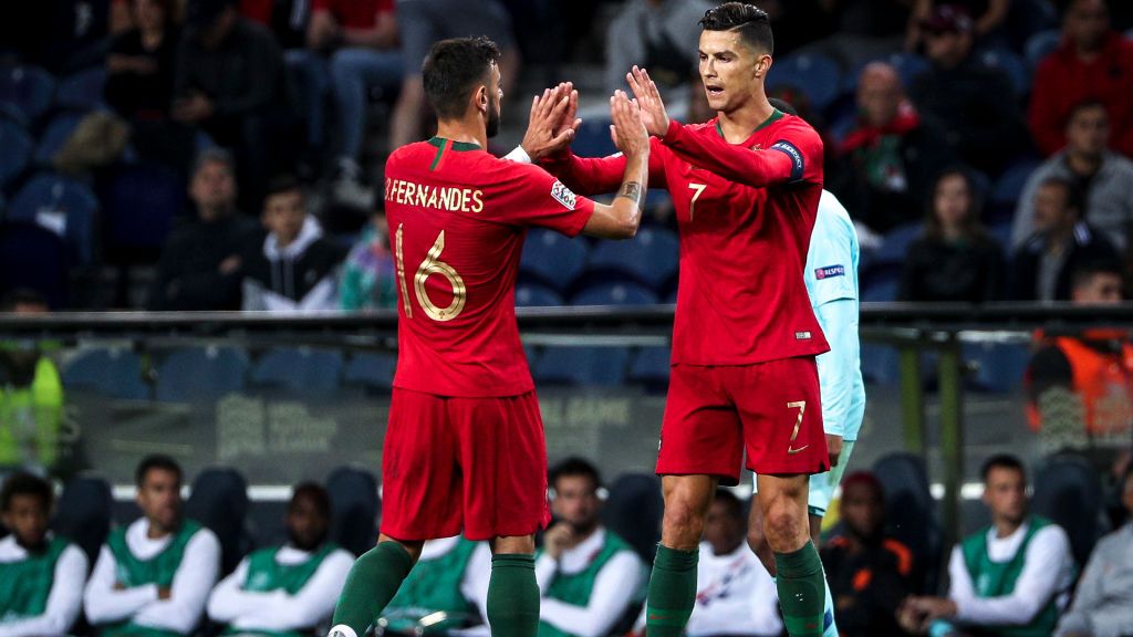 Bruno Fernandes (kanan) ketika bersama Cristiano Ronaldo di Timnas Portugal. Copyright: © Filipe Amorim/NurPhoto via Getty Images