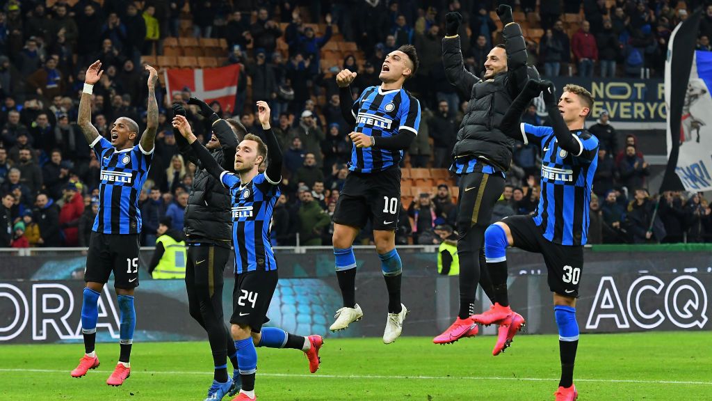 Skuat Inter Milan merayakan keberhasilan mereka lolos ke semifinal Coppa Italia. Copyright: © Alessandro Sabattini/Getty Images