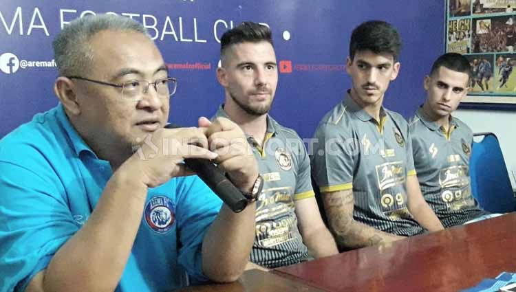 GM Arema FC Ruddy Widodo saat memperkenalkan tiga asing baru, Jonathan Bauman, Matias Malvino dan Elias Alderete. Copyright: © Ian Setiawan/INDOSPORT