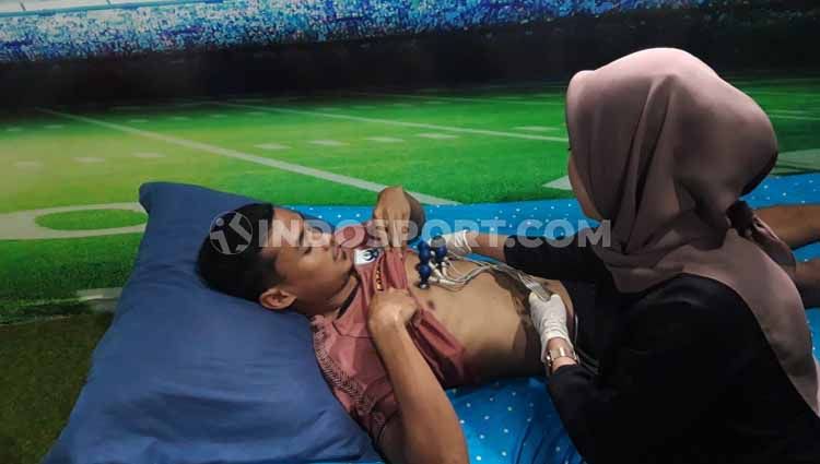 Komarodin saat menjalani pemeriksaan EKG. Copyright: © Alvin Syaptia Pratama/INDOSPORT