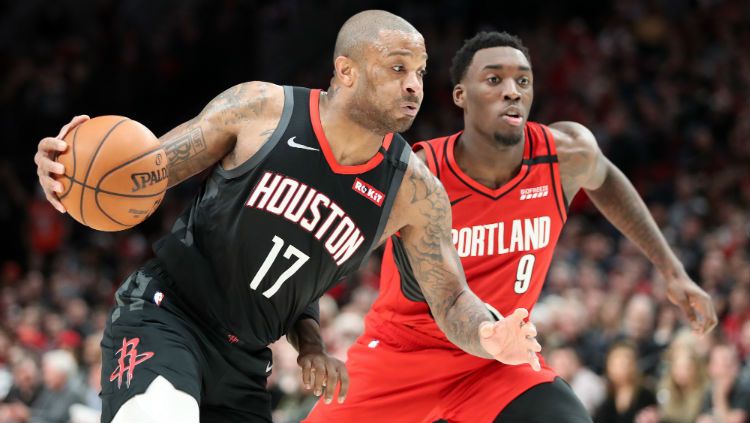 PJ Tucker dan Nassir Little di laga NBA antara Houston Rockets vs Portland Trail Blazers, Kamis (30/01/20). Copyright: &copy; Abbie Parr/Getty Images