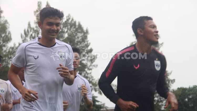 Penyerang anyar PSIS M. Ridwan dan kiper Joko Ribowo melakukan jogging bersama pemain lainnya selama 30 menit. Copyright: © Alvin Syaptia Pratama/INDOSPORT