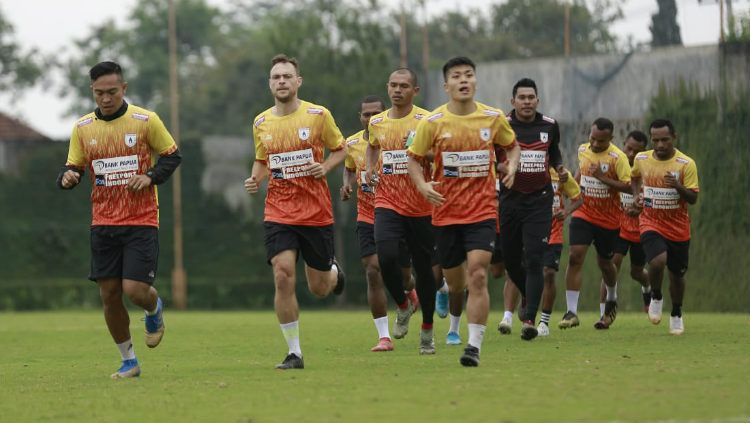 Thiago Amaral (dua dari kiri) saat menjalani latihan bersama rekan-rekannya di Persipura. Copyright: © Media Officer Persipura